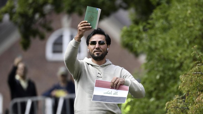 Seorang pria imigran asal Irak, Salwan Momika, kembali menjadi perhatian dengan menggelar aksi menghina Al Quran dan agama Islam lagi di Swedia.
(AFP/OSCAR OLSSON)