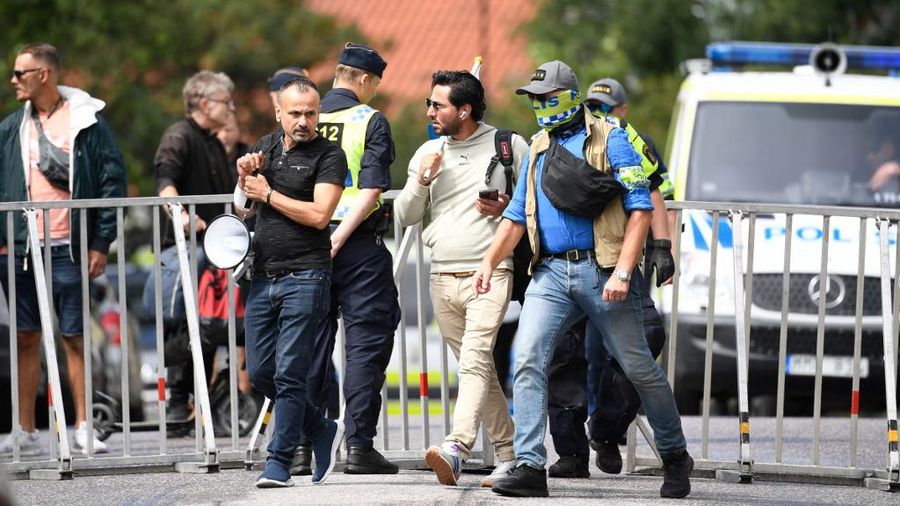 Seorang pria imigran asal Irak, Salwan Momika, kembali menjadi perhatian dengan menggelar aksi menghina Al Quran dan agama Islam lagi di Swedia.
(AFP/OSCAR OLSSON)