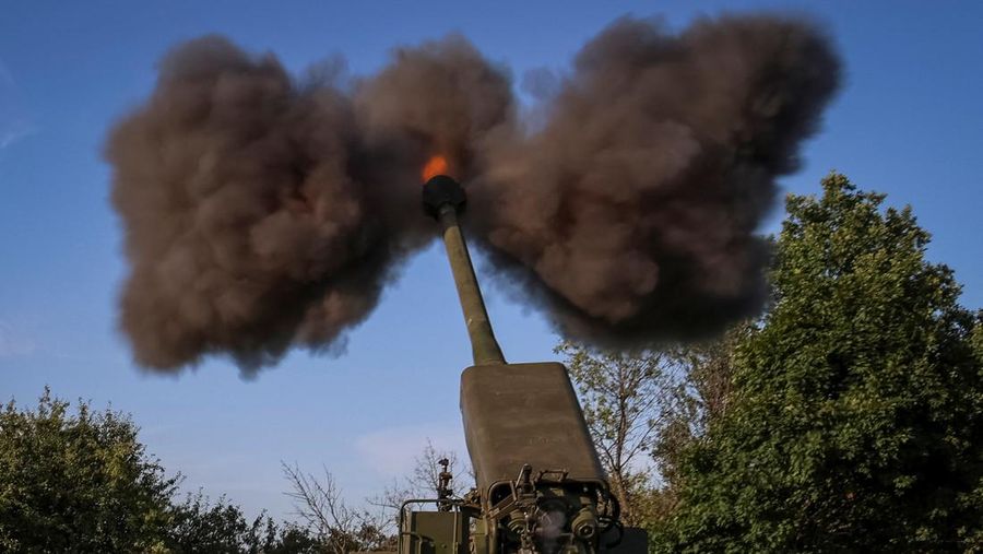 Prajurit Ukraina menembakkan howitzer self-propelled Ukraina 2C22 Bohdana ke posisi Rusia, di tengah serangan Rusia terhadap Ukraina, di garis depan di lokasi yang dirahasiakan di Ukraina Timur, Ukraina 20 Juli 2023. REUTERS/Oleksandr Ratushniak