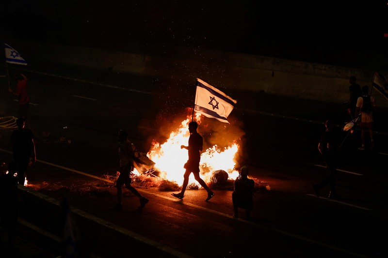 Unjuk rasa besar-besaran masih melanda Israel. Hingga Kamis waktu setempat, bukan hanya ribuan warga, ratusan personil militer cadangan juga turut bergerak melawan pemerintah. (REUTERS/CORINNA KERN) Unjuk rasa besar-besaran masih melanda Israel. Hingga Kamis waktu setempat, bukan hanya ribuan warga, ratusan personil militer cadangan juga turut bergerak melawan pemerintah. (REUTERS/CORINNA KERN)