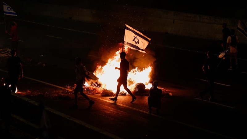 Unjuk rasa besar-besaran masih melanda Israel. Hingga Kamis waktu setempat, bukan hanya ribuan warga, ratusan personil militer cadangan juga turut bergerak melawan pemerintah. (REUTERS/CORINNA KERN)