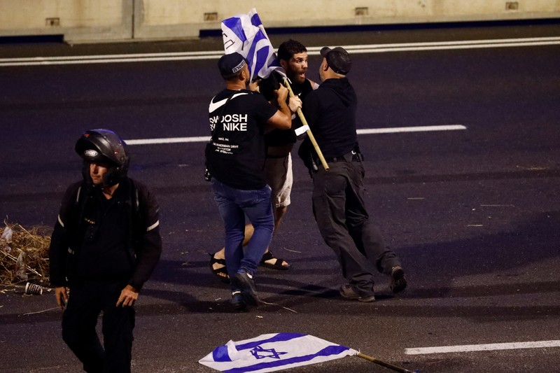 Unjuk rasa besar-besaran masih melanda Israel. Hingga Kamis waktu setempat, bukan hanya ribuan warga, ratusan personil militer cadangan juga turut bergerak melawan pemerintah. (REUTERS/CORINNA KERN) Unjuk rasa besar-besaran masih melanda Israel. Hingga Kamis waktu setempat, bukan hanya ribuan warga, ratusan personil militer cadangan juga turut bergerak melawan pemerintah. (REUTERS/CORINNA KERN)