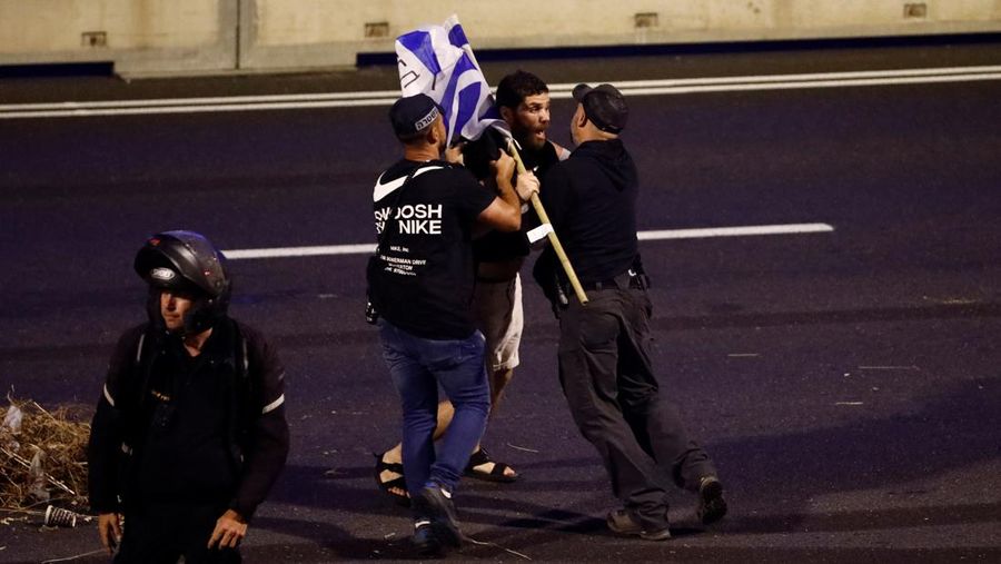 Unjuk rasa besar-besaran masih melanda Israel. Hingga Kamis waktu setempat, bukan hanya ribuan warga, ratusan personil militer cadangan juga turut bergerak melawan pemerintah. (REUTERS/CORINNA KERN)