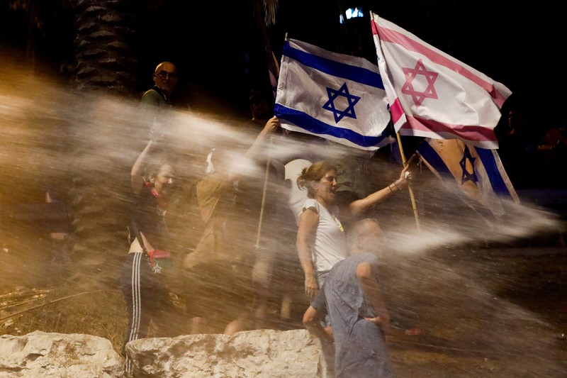Unjuk rasa besar-besaran masih melanda Israel. Hingga Kamis waktu setempat, bukan hanya ribuan warga, ratusan personil militer cadangan juga turut bergerak melawan pemerintah. (REUTERS/CORINNA KERN) Unjuk rasa besar-besaran masih melanda Israel. Hingga Kamis waktu setempat, bukan hanya ribuan warga, ratusan personil militer cadangan juga turut bergerak melawan pemerintah. (REUTERS/CORINNA KERN)