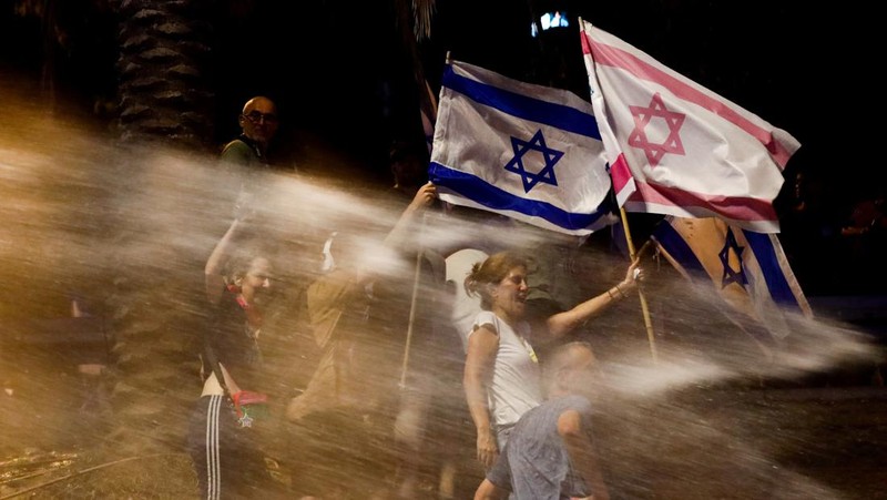 Unjuk rasa besar-besaran masih melanda Israel. Hingga Kamis waktu setempat, bukan hanya ribuan warga, ratusan personil militer cadangan juga turut bergerak melawan pemerintah. (REUTERS/CORINNA KERN)