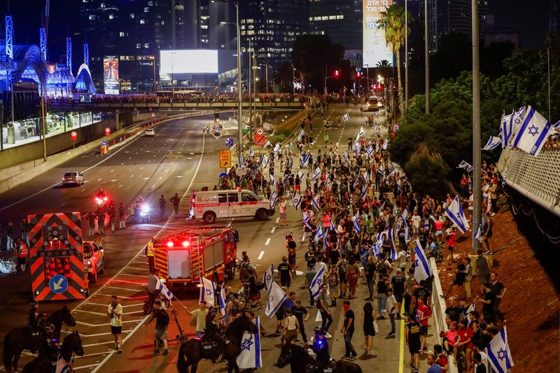 Unjuk rasa besar-besaran masih melanda Israel. Hingga Kamis waktu setempat, bukan hanya ribuan warga, ratusan personil militer cadangan juga turut bergerak melawan pemerintah. (REUTERS/CORINNA KERN) Unjuk rasa besar-besaran masih melanda Israel. Hingga Kamis waktu setempat, bukan hanya ribuan warga, ratusan personil militer cadangan juga turut bergerak melawan pemerintah. (REUTERS/CORINNA KERN)