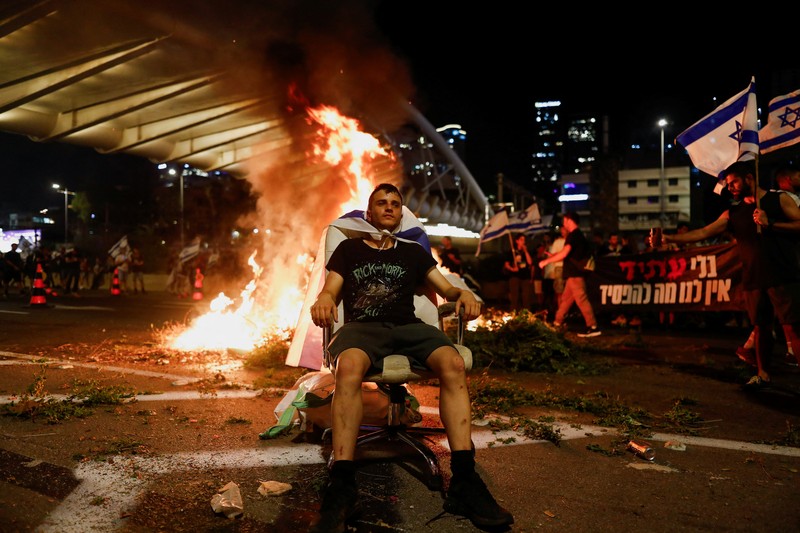 Unjuk rasa besar-besaran masih melanda Israel. Hingga Kamis waktu setempat, bukan hanya ribuan warga, ratusan personil militer cadangan juga turut bergerak melawan pemerintah. (REUTERS/CORINNA KERN) Unjuk rasa besar-besaran masih melanda Israel. Hingga Kamis waktu setempat, bukan hanya ribuan warga, ratusan personil militer cadangan juga turut bergerak melawan pemerintah. (REUTERS/CORINNA KERN)