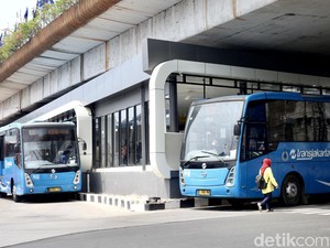 TransJakarta Alihkan Empat Rute Imbas Demo di Patung Kuda Jakpus