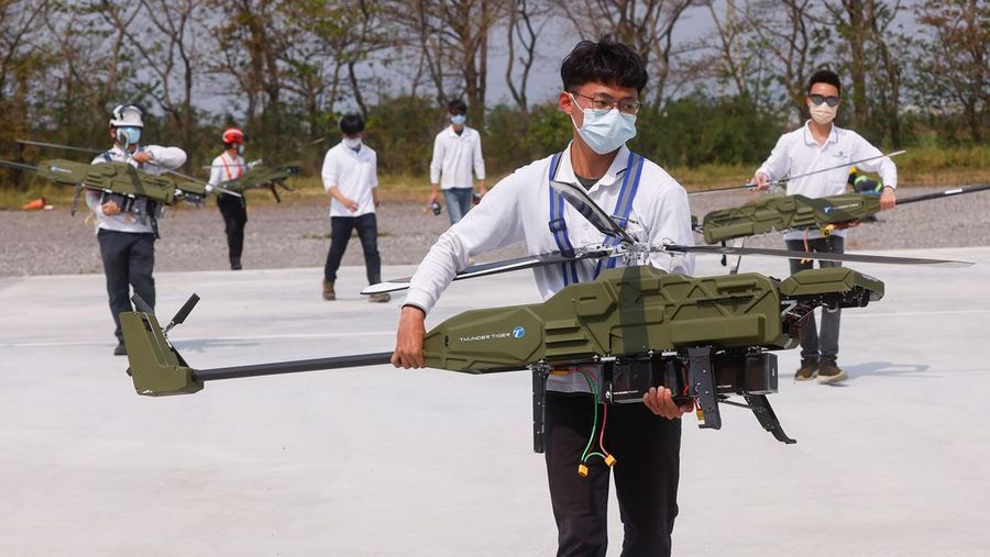 Anggota staf membawa kendaraan udara tak berawak yang dikembangkan oleh Thunder Tiger Group selama demonstrasi di pusat Litbang yang dipimpin pemerintah di Chiayi. Perusahaan mengatakan sedang dalam pembicaraan dengan perusahaan AS untuk menggunakan teknologi cetak 3D untuk membuat drone. (REUTERS/Ann Wang)