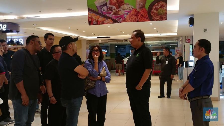 Chairul Tanjung mengunjungi Transmart Cempaka Putih di Jakarta, Sabtu (22/7/2023). (CNBC Indonesia/Ferry Sand