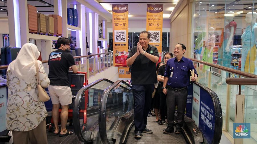 Founder & Chairman CT Corp, Chairul Tanjung saat mengunjungi Full Day Sale di Transmart Cempaka Putih, Jakarta, Sabtu (22/7/2023). (CNBC Indonesia/Faisal Rahman)