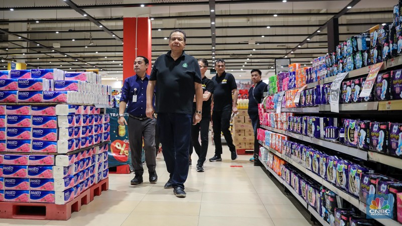 Founder & Chairman CT Corp, Chairul Tanjung saat mengunjungi Full Day Sale di Transmart Cempaka Putih, Jakarta, Sabtu (22/7/2023). (CNBC Indonesia/Faisal Rahman) Founder & Chairman CT Corp, Chairul Tanjung saat mengunjungi Full Day Sale di Transmart Cempaka Putih, Jakarta, Sabtu (22/7/2023). (CNBC Indonesia/Faisal Rahman)