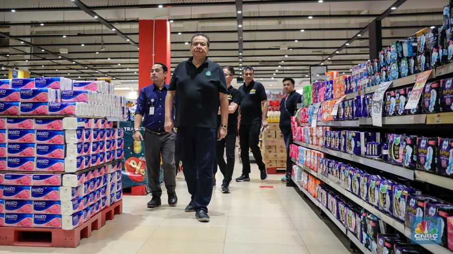 Founder & Chairman CT Corp, Chairul Tanjung saat mengunjungi Full Day Sale di Transmart Cempaka Putih, Jakarta, Sabtu (22/7/2023). (CNBC Indonesia/Faisal Rahman)