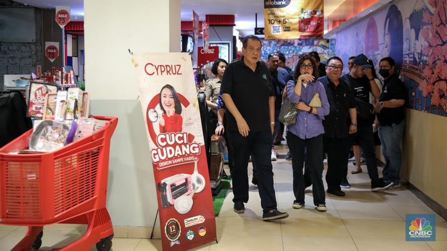 Founder & Chairman CT Corp, Chairul Tanjung saat mengunjungi Full Day Sale di Transmart Cempaka Putih, Jakarta, Sabtu (22/7/2023). (CNBC Indonesia/Faisal Rahman)