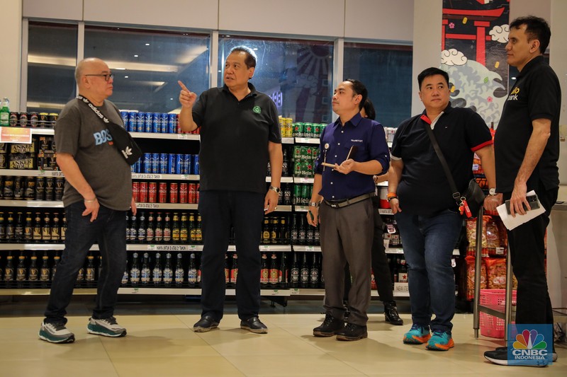 Founder & Chairman CT Corp, Chairul Tanjung saat mengunjungi Full Day Sale di Transmart Cempaka Putih, Jakarta, Sabtu (22/7/2023). (CNBC Indonesia/Faisal Rahman) Founder & Chairman CT Corp, Chairul Tanjung saat mengunjungi Full Day Sale di Transmart Cempaka Putih, Jakarta, Sabtu (22/7/2023). (CNBC Indonesia/Faisal Rahman)