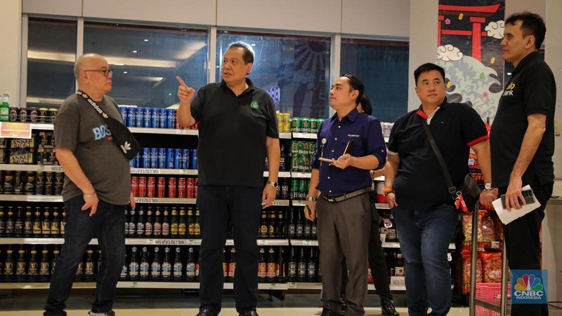 Founder & Chairman CT Corp, Chairul Tanjung saat mengunjungi Full Day Sale di Transmart Cempaka Putih, Jakarta, Sabtu (22/7/2023). (CNBC Indonesia/Faisal Rahman)