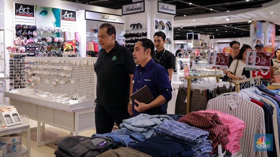 Founder & Chairman CT Corp, Chairul Tanjung saat mengunjungi Full Day Sale di Transmart Cempaka Putih, Jakarta, Sabtu (22/7/2023). (CNBC Indonesia/Faisal Rahman)
