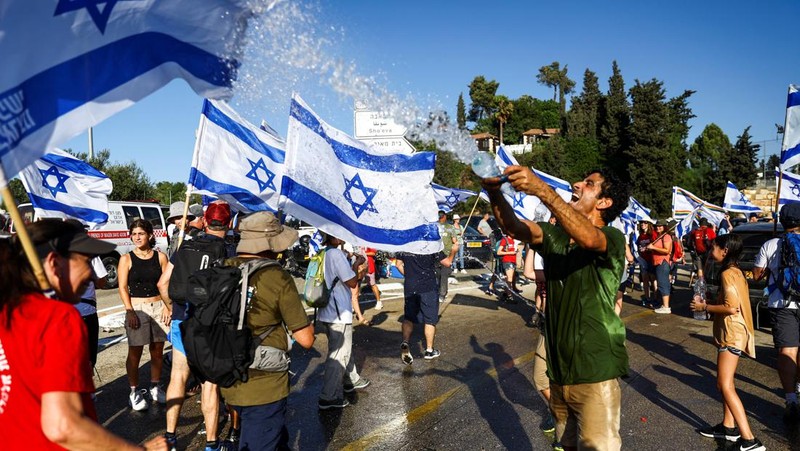 Orang-orang Israel berbaris di sepanjang Highway 1 dalam perjalanan mereka ke Yerusalem dekat Moshav Shoresh di Israel, sebagai bagian dari protes terhadap rencana pemerintah Perdana Menteri Benjamin Netanyahu untuk merombak sistem peradilan, Jumat, 21 Juli 2023 waktu setempat. (AP/Ohad Zwigenberg)