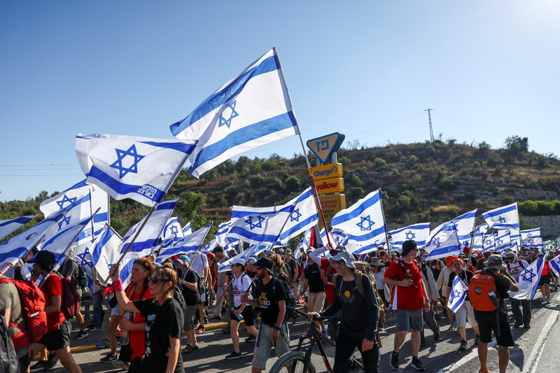 Orang-orang Israel berbaris di sepanjang Highway 1 dalam perjalanan mereka ke Yerusalem dekat Moshav Shoresh di Israel, sebagai bagian dari protes terhadap rencana pemerintah Perdana Menteri Benjamin Netanyahu untuk merombak sistem peradilan, Jumat, 21 Juli 2023 waktu setempat. (AP/Ohad Zwigenberg) Orang-orang Israel berbaris di sepanjang Highway 1 dalam perjalanan mereka ke Yerusalem dekat Moshav Shoresh di Israel, sebagai bagian dari protes terhadap rencana pemerintah Perdana Menteri Benjamin Netanyahu untuk merombak sistem peradilan, Jumat, 21 Juli 2023 waktu setempat. (AP/Ohad Zwigenberg)