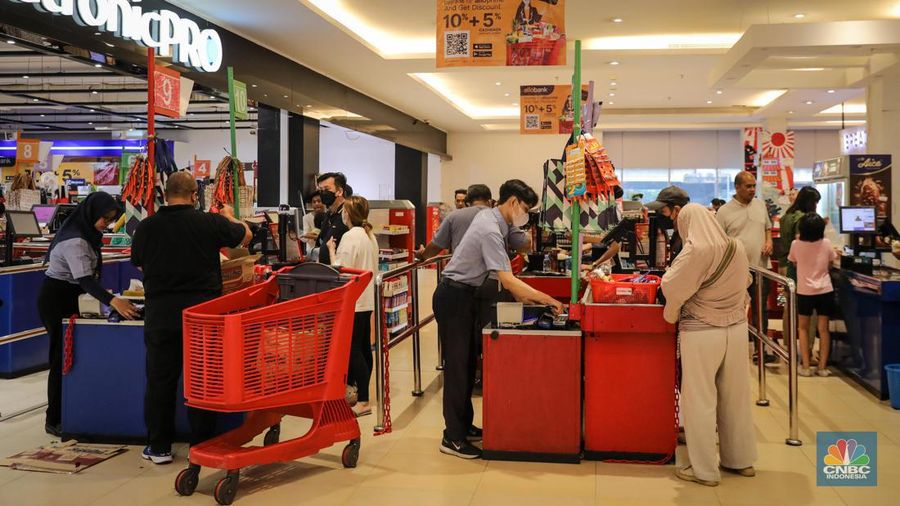 Pengunjung melakukan transaksi pembayaran saat berlangsungnya Full Day Sale di Transmart Cempaka Putih, Jakarta, Sabtu (22/7/2023). (CNBC Indonesia/Faisal Rahman)