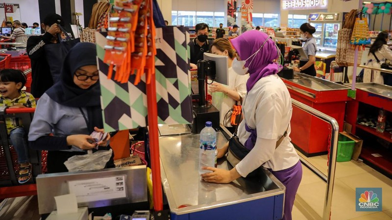Founder & Chairman CT Corp, Chairul Tanjung saat mengunjungi Full Day Sale di Transmart Cempaka Putih, Jakarta, Sabtu (22/7/2023). (CNBC Indonesia/Faisal Rahman)