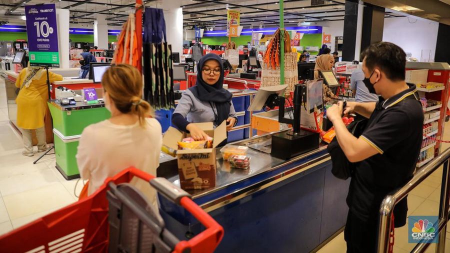 Pengunjung melakukan transaksi pembayaran saat berlangsungnya Full Day Sale di Transmart Cempaka Putih, Jakarta, Sabtu (22/7/2023). (²©²ÊÍøÕ¾/Faisal Rahman)