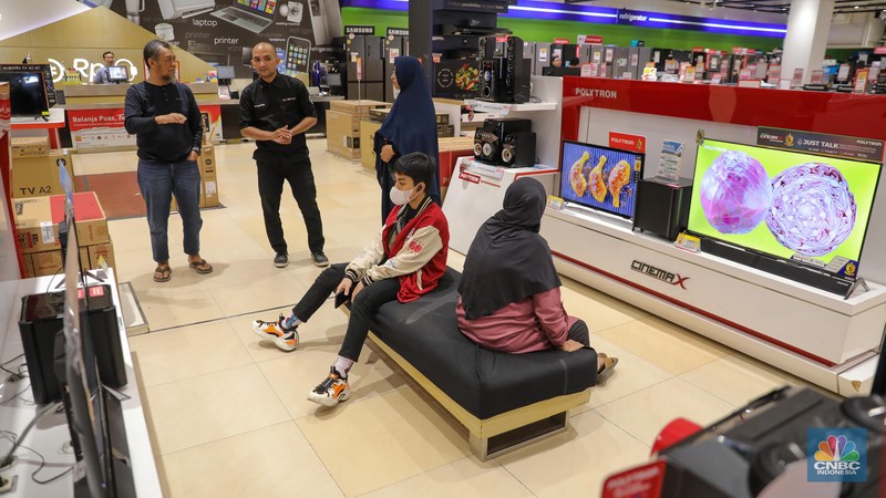 Pengunjung memilih barang elektronik saat berlangsungnya Full Day Sale di Transmart Cempaka Putih, Jakarta, Sabtu (22/7/2023). (CNBC Indonesia/Faisal Rahman) Pengunjung memilih barang elektronik saat berlangsungnya Full Day Sale di Transmart Cempaka Putih, Jakarta, Sabtu (22/7/2023). (CNBC Indonesia/Faisal Rahman)