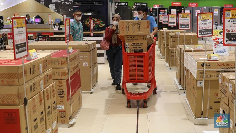 Pengunjung memilih barang elektronik saat berlangsungnya Full Day Sale di Transmart Cempaka Putih, Jakarta, Sabtu (22/7/2023). (CNBC Indonesia/Faisal Rahman)