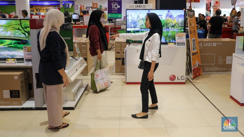 Pengunjung memilih barang elektronik saat berlangsungnya Full Day Sale di Transmart Cempaka Putih, Jakarta, Sabtu (22/7/2023). (CNBC Indonesia/Faisal Rahman)