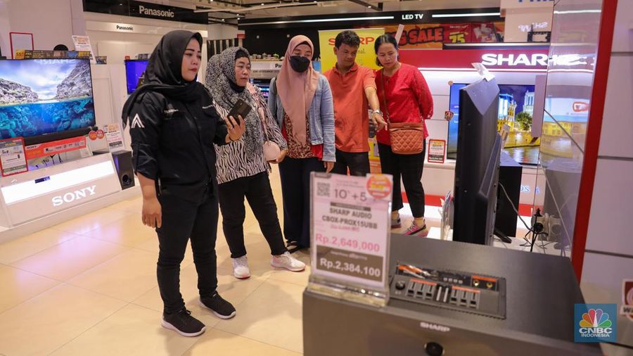 Pengunjung memilih barang elektronik saat berlangsungnya Full Day Sale di Transmart Cempaka Putih, Jakarta, Sabtu (22/7/2023). (CNBC Indonesia/Faisal Rahman)