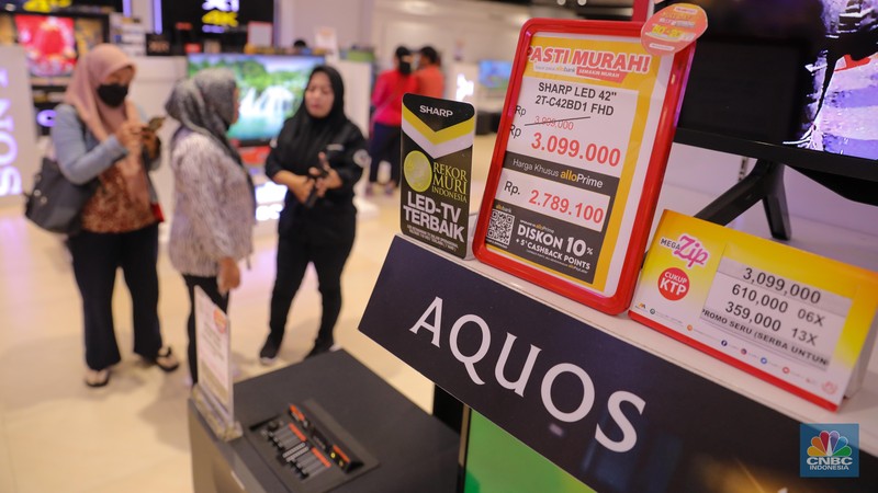 Pengunjung memilih barang elektronik saat berlangsungnya Full Day Sale di Transmart Cempaka Putih, Jakarta, Sabtu (22/7/2023). (CNBC Indonesia/Faisal Rahman) Pengunjung memilih barang elektronik saat berlangsungnya Full Day Sale di Transmart Cempaka Putih, Jakarta, Sabtu (22/7/2023). (CNBC Indonesia/Faisal Rahman)
