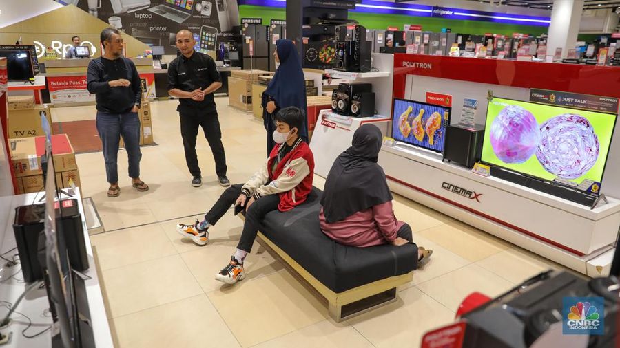 Pengunjung memilih barang elektronik saat berlangsungnya Full Day Sale di Transmart Cempaka Putih, Jakarta, Sabtu (22/7/2023). (CNBC Indonesia/Faisal Rahman)