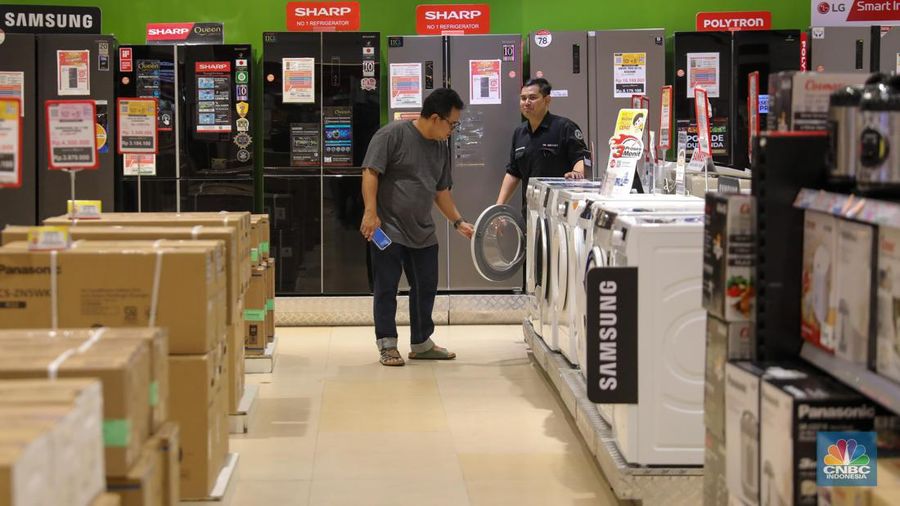 Pengunjung memilih barang elektronik saat berlangsungnya Full Day Sale di Transmart Cempaka Putih, Jakarta, Sabtu (22/7/2023). (CNBC Indonesia/Faisal Rahman)