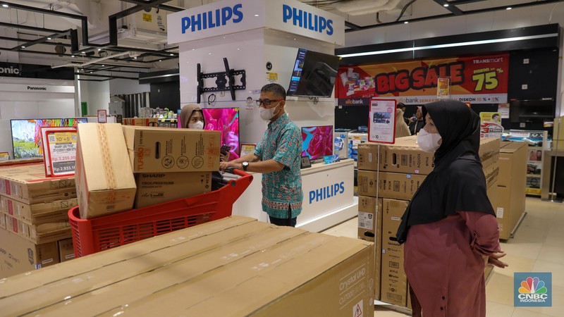 Pengunjung memilih barang elektronik saat berlangsungnya Full Day Sale di Transmart Cempaka Putih, Jakarta, Sabtu (22/7/2023). (CNBC Indonesia/Faisal Rahman) Pengunjung memilih barang elektronik saat berlangsungnya Full Day Sale di Transmart Cempaka Putih, Jakarta, Sabtu (22/7/2023). (CNBC Indonesia/Faisal Rahman)