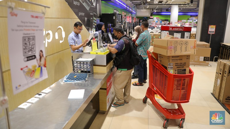 Pengunjung memilih barang elektronik saat berlangsungnya Full Day Sale di Transmart Cempaka Putih, Jakarta, Sabtu (22/7/2023). (CNBC Indonesia/Faisal Rahman) Pengunjung memilih barang elektronik saat berlangsungnya Full Day Sale di Transmart Cempaka Putih, Jakarta, Sabtu (22/7/2023). (CNBC Indonesia/Faisal Rahman)