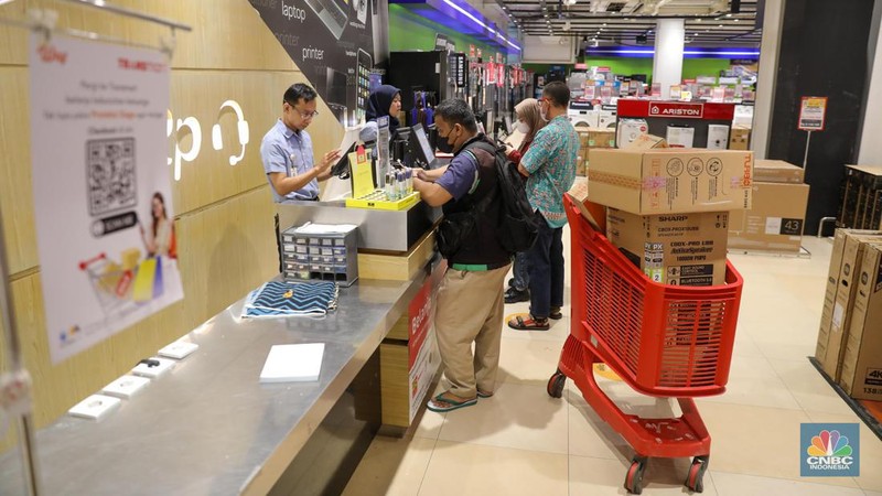 Pengunjung memilih barang elektronik saat berlangsungnya Full Day Sale di Transmart Cempaka Putih, Jakarta, Sabtu (22/7/2023). (CNBC Indonesia/Faisal Rahman)