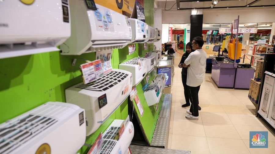 Pengunjung memilih barang elektronik saat berlangsungnya Full Day Sale di Transmart Cempaka Putih, Jakarta, Sabtu (22/7/2023). (CNBC Indonesia/Faisal Rahman)