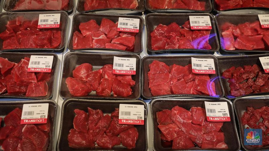 Pengunjung memilih produk pangan daging potong saat berlangsungnya Full Day Sale di Transmart Cempaka Putih, Jakarta, Sabtu (22/7/2023). (CNBC Indonesia/Faisal Rahman)