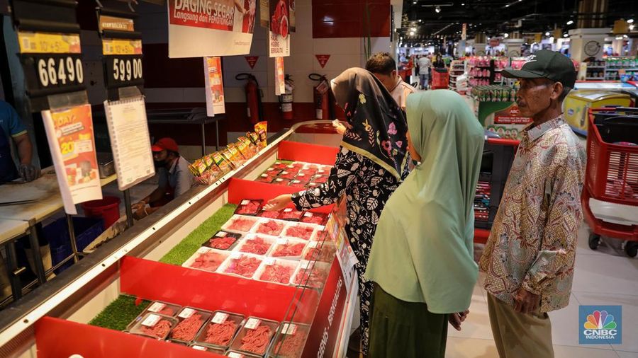 Pengunjung memilih produk pangan daging potong saat berlangsungnya Full Day Sale di Transmart Cempaka Putih, Jakarta, Sabtu (22/7/2023). (CNBC Indonesia/Faisal Rahman)