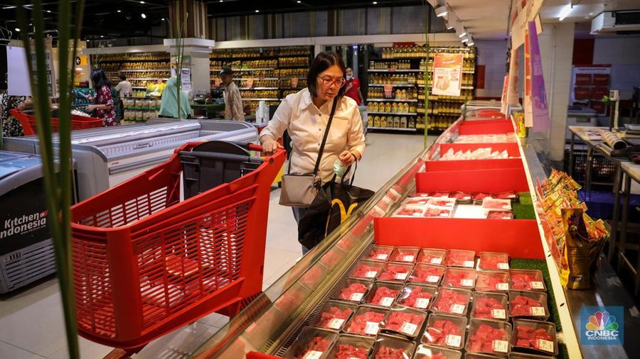 Pengunjung memilih produk pangan daging potong saat berlangsungnya Full Day Sale di Transmart Cempaka Putih, Jakarta, Sabtu (22/7/2023). (CNBC Indonesia/Faisal Rahman)