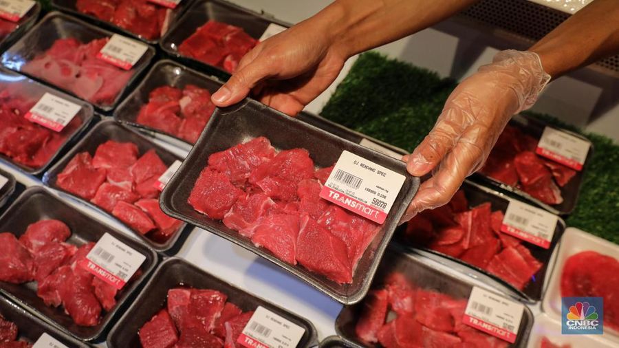 Pengunjung memilih produk pangan daging potong saat berlangsungnya Full Day Sale di Transmart Cempaka Putih, Jakarta, Sabtu (22/7/2023). (CNBC Indonesia/Faisal Rahman)