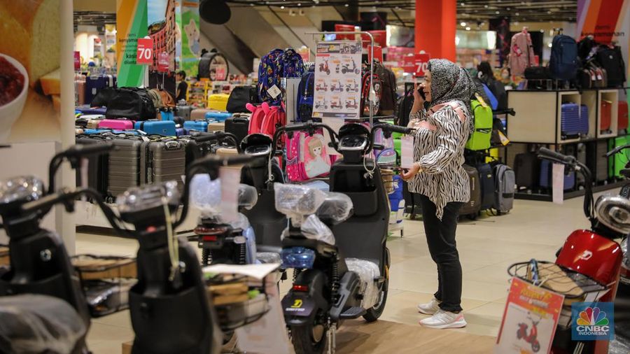 Pengunjung memilih sepeda listrik saat berlangsungnya Full Day Sale di Transmart Cempaka Putih, Jakarta, Sabtu (22/7/2023). (CNBC Indonesia/Faisal Rahman)