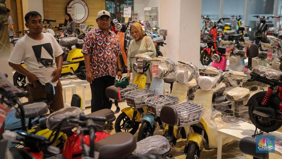 Pengunjung memilih sepeda listrik saat berlangsungnya Full Day Sale di Transmart Cempaka Putih, Jakarta, Sabtu (22/7/2023). (CNBC Indonesia/Faisal Rahman)