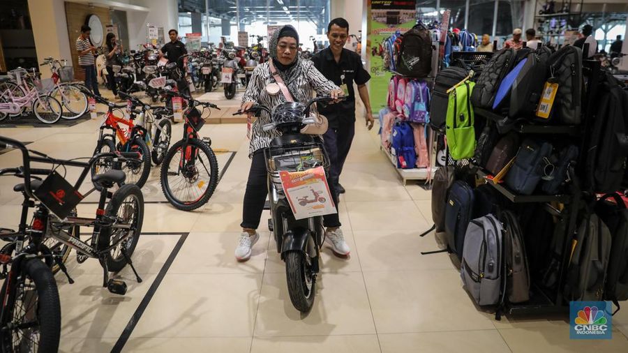 Pengunjung memilih sepeda listrik saat berlangsungnya Full Day Sale di Transmart Cempaka Putih, Jakarta, Sabtu (22/7/2023). (CNBC Indonesia/Faisal Rahman)