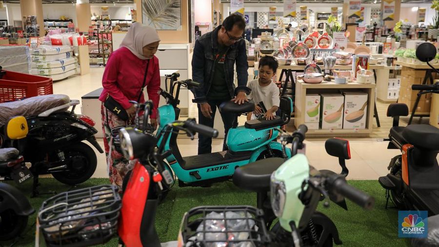 Pengunjung memilih sepeda listrik saat berlangsungnya Full Day Sale di Transmart Cempaka Putih, Jakarta, Sabtu (22/7/2023). (CNBC Indonesia/Faisal Rahman)