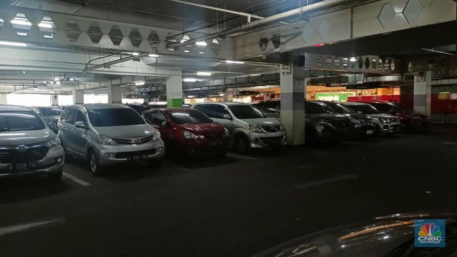 Suasana pengunjung di Transmart Cempaka Putih, Jakarta, Sabtu (22/7/2023). (CNBC Indonesia/Ferry Sandi)