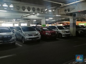 Ada Diskon 50% + 20% Seharian, Parkiran Transmart Penuh Mobil