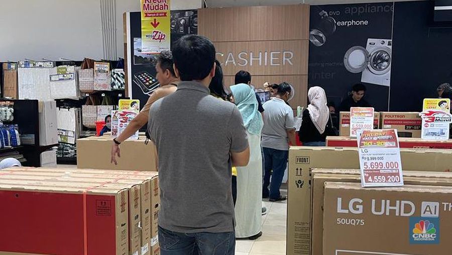 Suasana pengunjung di Transmart Graha Bintaro, Kota Tangerang Selatan, Banten, Sabtu (22/7/2023). (CNBC Indonesia/Teti Purwanti)