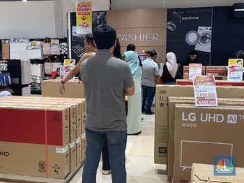 Harganya Murah! Pengunjung Transmart Ini Borong TV dan Kulkas