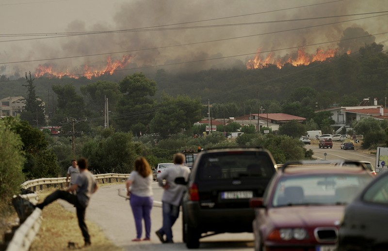 Kebakaran hutan di Pulau Rhodes, Yunani, telah memicu evakuasi sekitar 3.500 orang dari hotel dan tempat tinggal pribadi mereka. Gelombang panas dan angin kencang berkontribusi pada penyebaran kebakaran hutan. (AP/Lefteris Damianidis) Kebakaran hutan di Pulau Rhodes, Yunani, telah memicu evakuasi sekitar 3.500 orang dari hotel dan tempat tinggal pribadi mereka. Gelombang panas dan angin kencang berkontribusi pada penyebaran kebakaran hutan. (AP/Lefteris Damianidis)